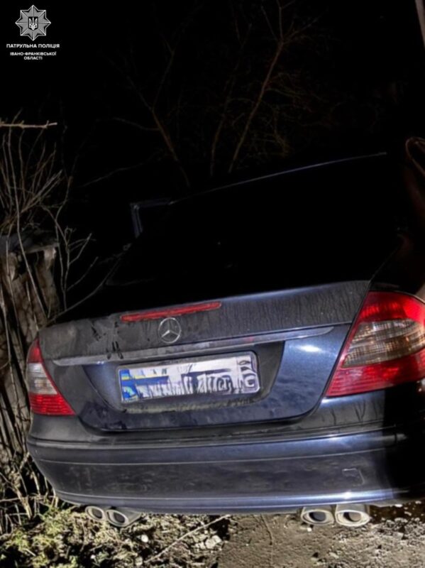 На Коломийщині п’яний водій без прав намагався втекти від патрульних