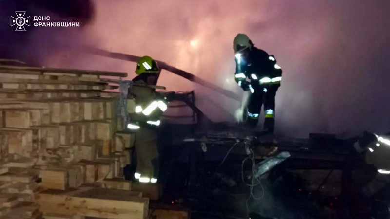 У Коломийському районі горів навіс у приватному господарстві