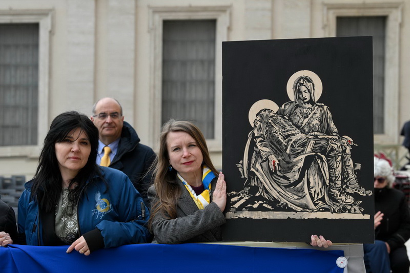 Родини загиблих з Франківська показали «Українську Пієту» на площі Святого Петра Родини загиблих з Франківська показали «Українську Пієту» на площі Святого Петра