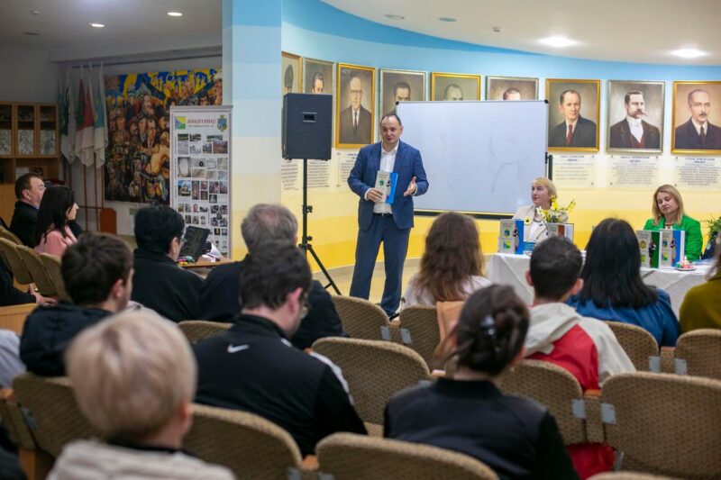 Майже 400 тис грн за друк: у Франківську презентували книгу про Микитинці