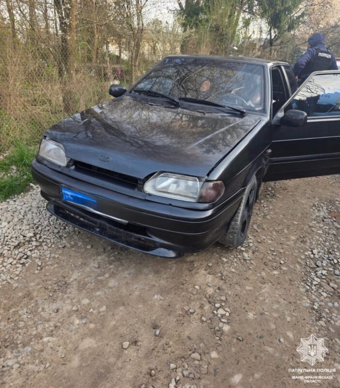 У Франківську патрульні зупинили п’яну водійку — у пасажира виявили наркотики