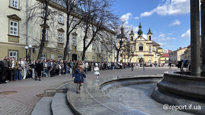 Шутку покажіть, догори підійміть