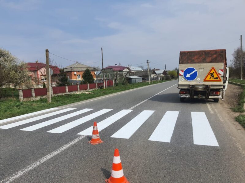 На Франківщині оновлюють пішохідні переходи на чотирьох трасах