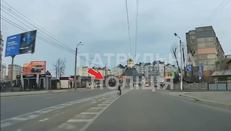 У Франківську оштрафували жінку, яка бігла через дорогу (ВІДЕО)