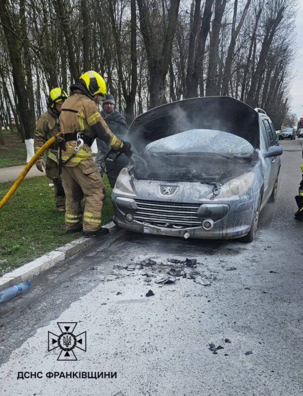 У Снятині рятувальники загасили пожежу легкового автомобіля