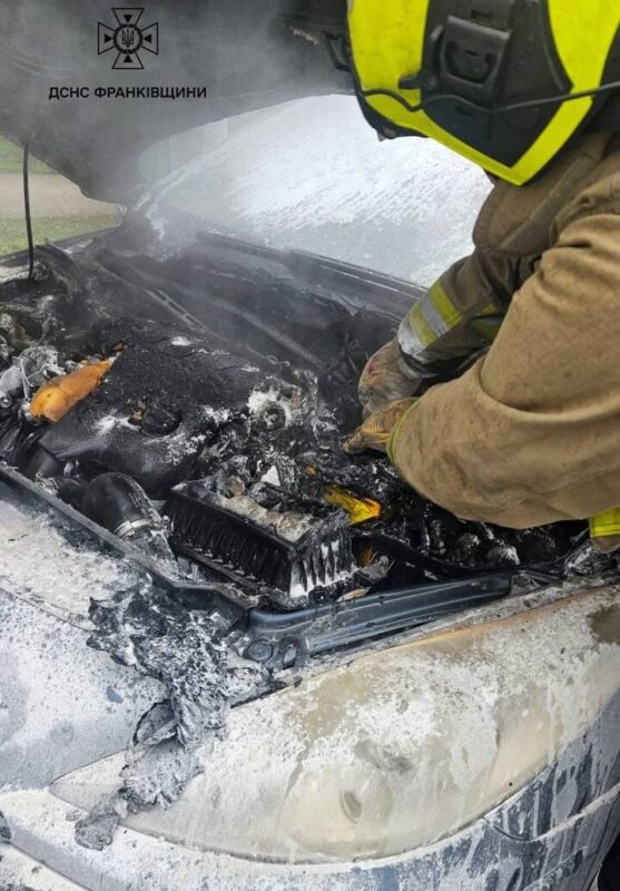У Снятині рятувальники загасили пожежу легкового автомобіля