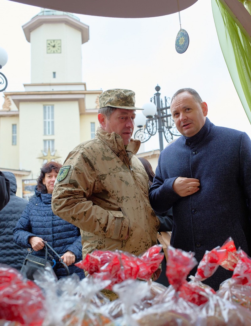 Великодній ярмарок у Франківську підтримали ветерани