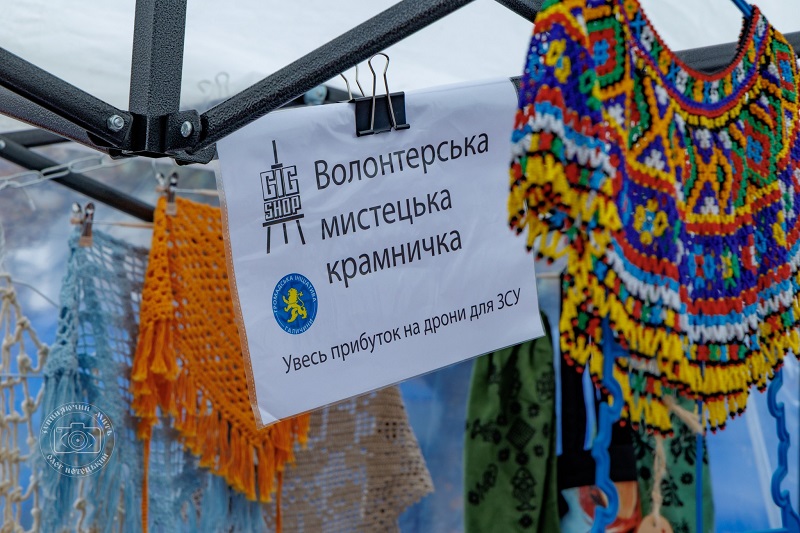 Волонтерська крамничка зібрала на великодньому ярмарку 106 000 грн