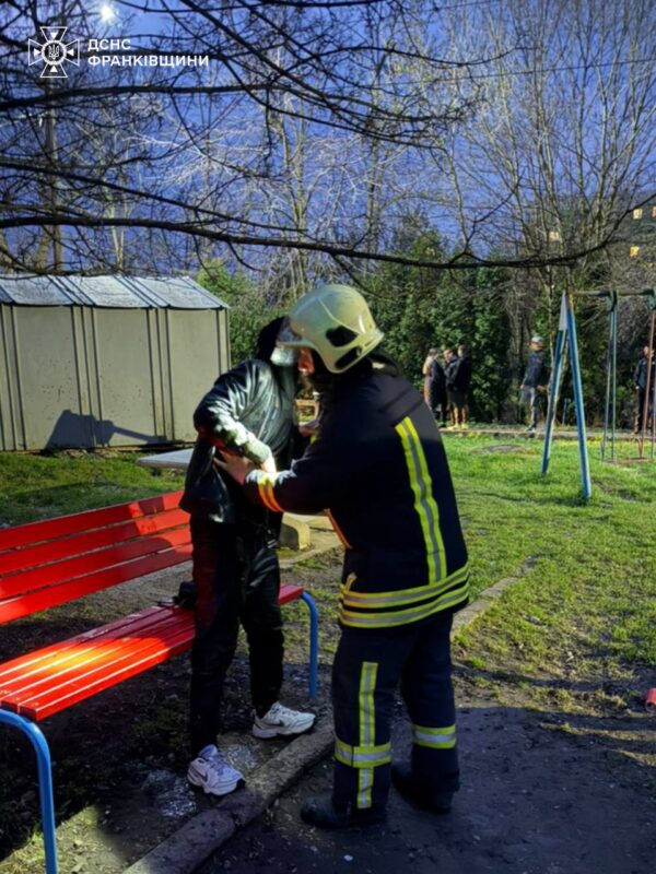 У Коломиї рятувальники врятували чоловіка з озера