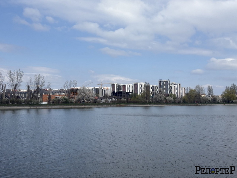 міське озеро-витік води