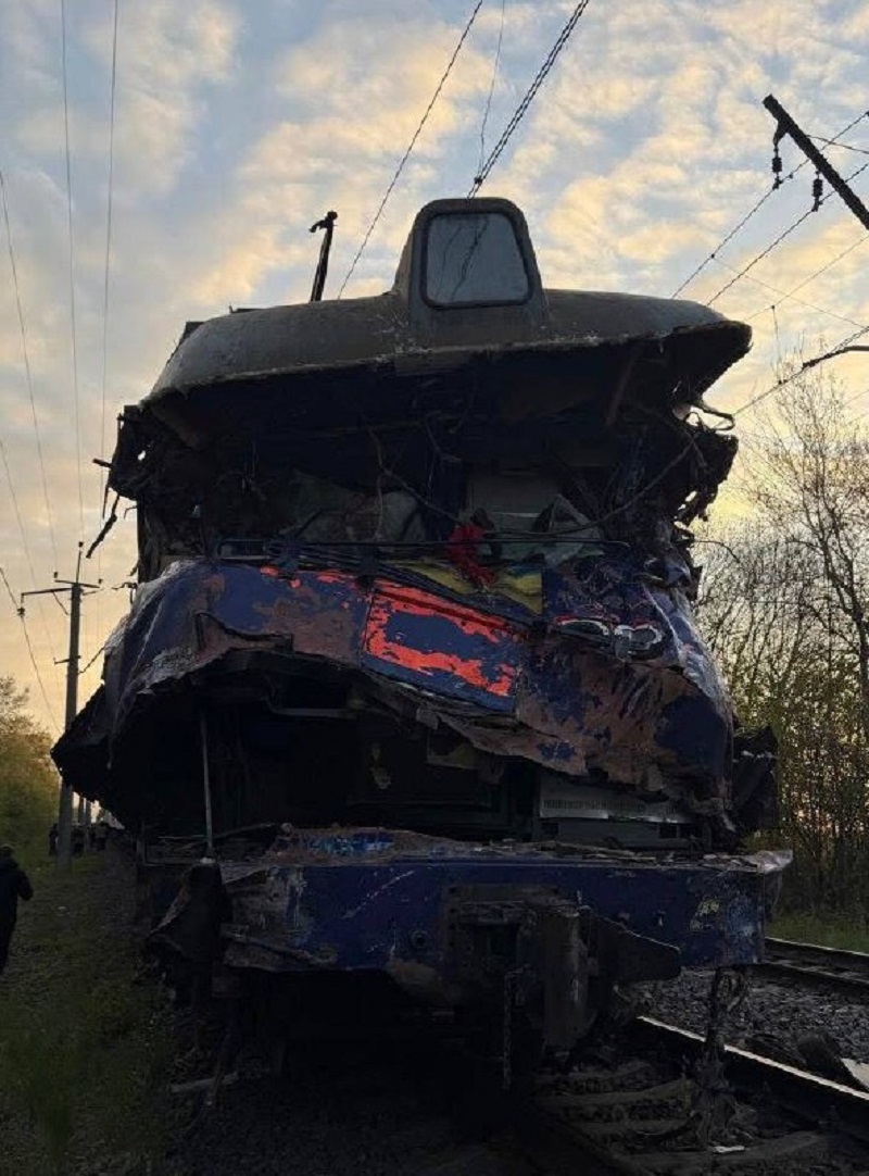 На Львівщині пасажирський поїзд зіткнувся з автокраном, машиніст загинув
