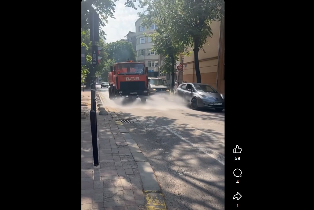 поливають дороги