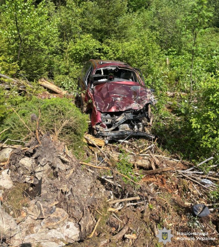 На Калущині авто злетіло в обрив - загинуло троє людей