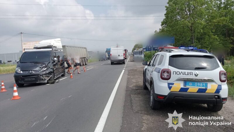 На Прикарпатті зіткнулися два мікроавтобуси: одного з водіїв госпіталізували