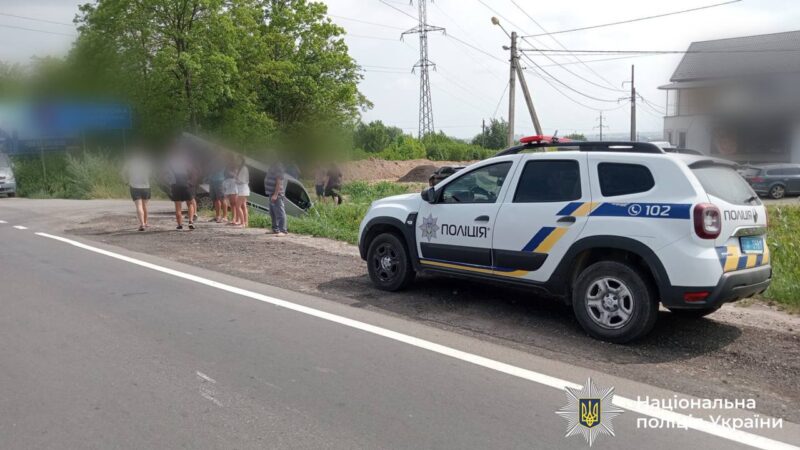 На Прикарпатті зіткнулися два мікроавтобуси: одного з водіїв госпіталізували