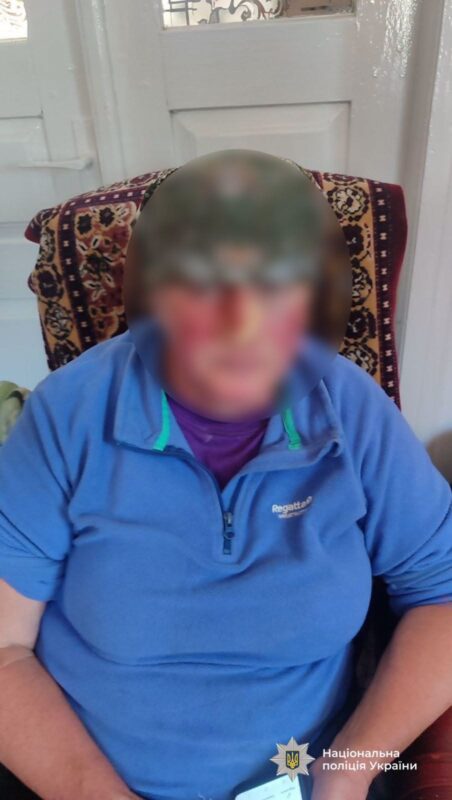На Прикарпатті троє чоловіків увірвалися до будинку, побили й пограбували жінку — нападників затримали