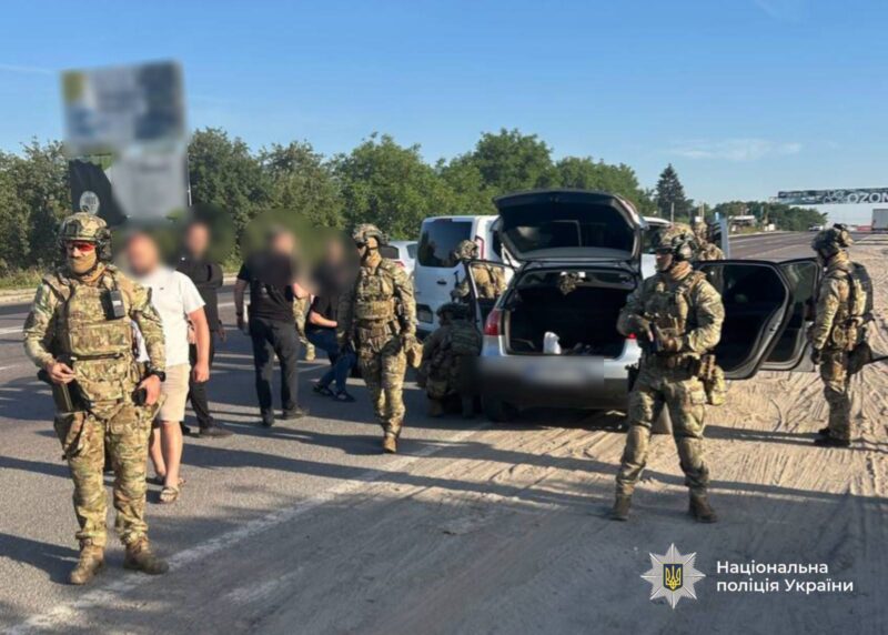 На Прикарпатті троє чоловіків увірвалися до будинку, побили й пограбували жінку — нападників затримали