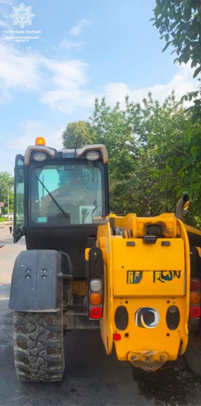 У Франківську зупинили тракториста, який ніколи не отримував посвідчення водія