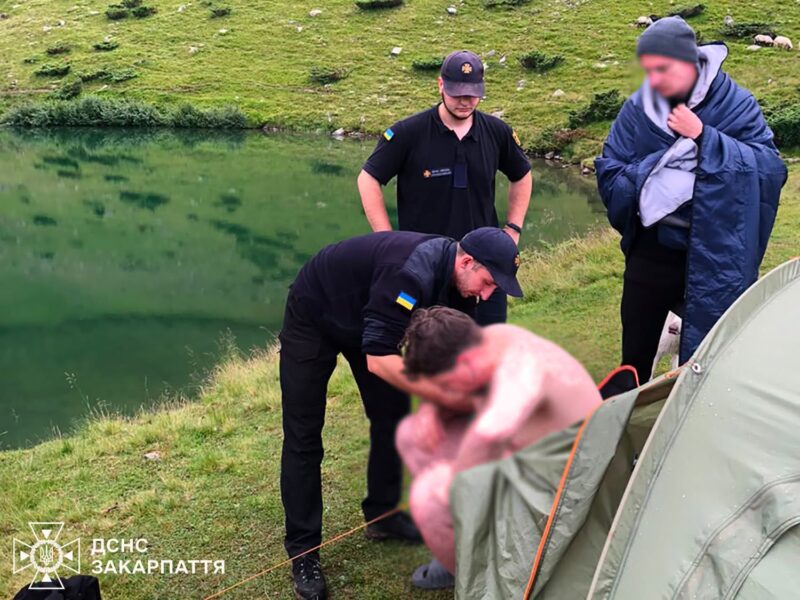 У Карпатах турист вивихнув плече під час спуску до озера