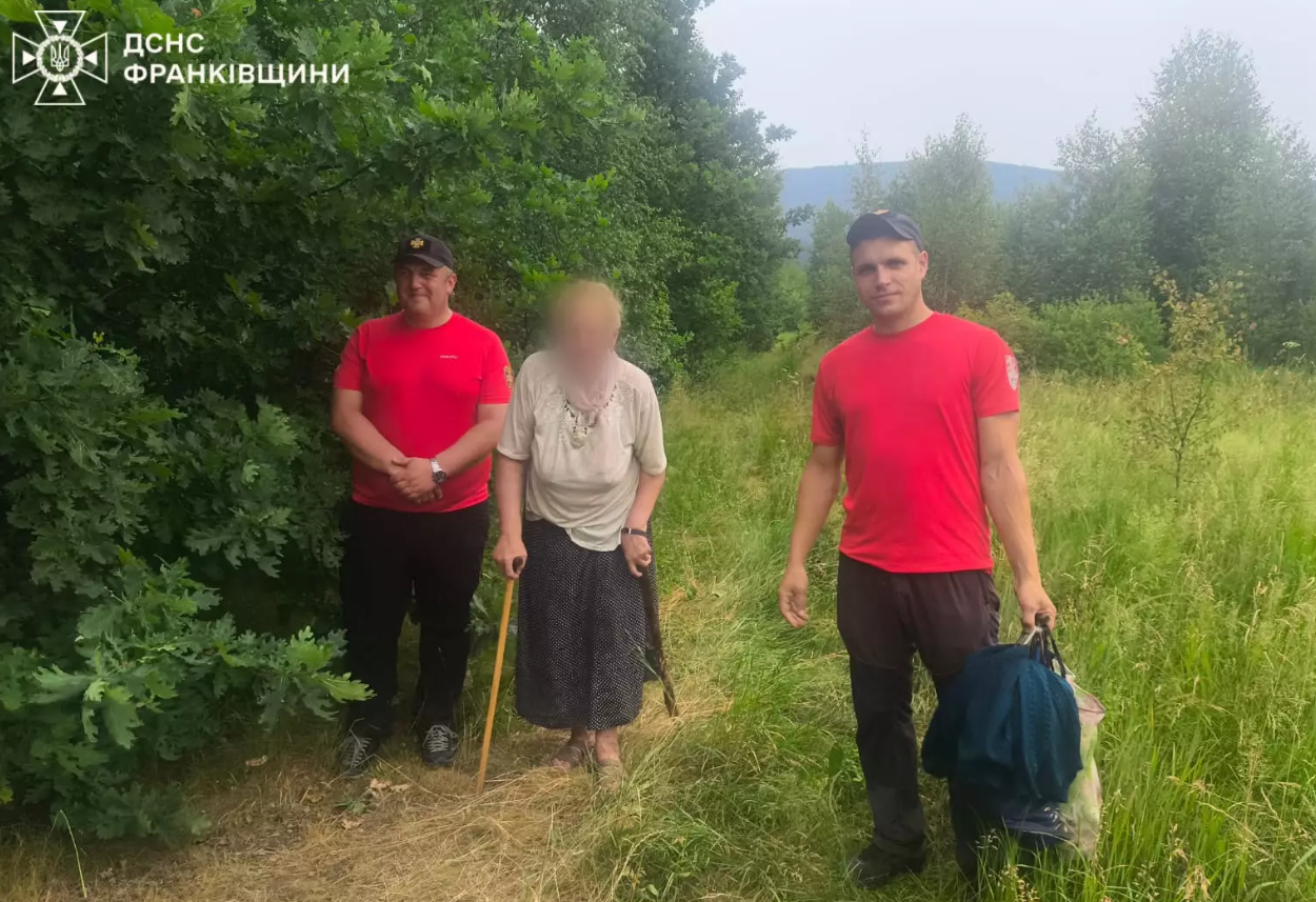 На Калущині рятувальники допомогли 80-річній жінці, яка заблукала у лісі
