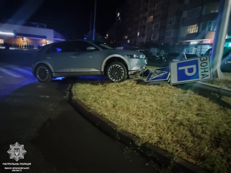 У Франківську 19-річний водій зніс дорожні знаки