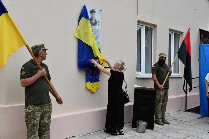 У Рогатині відкрили меморіальну дошку захиснику Михайлу Ковальчуку