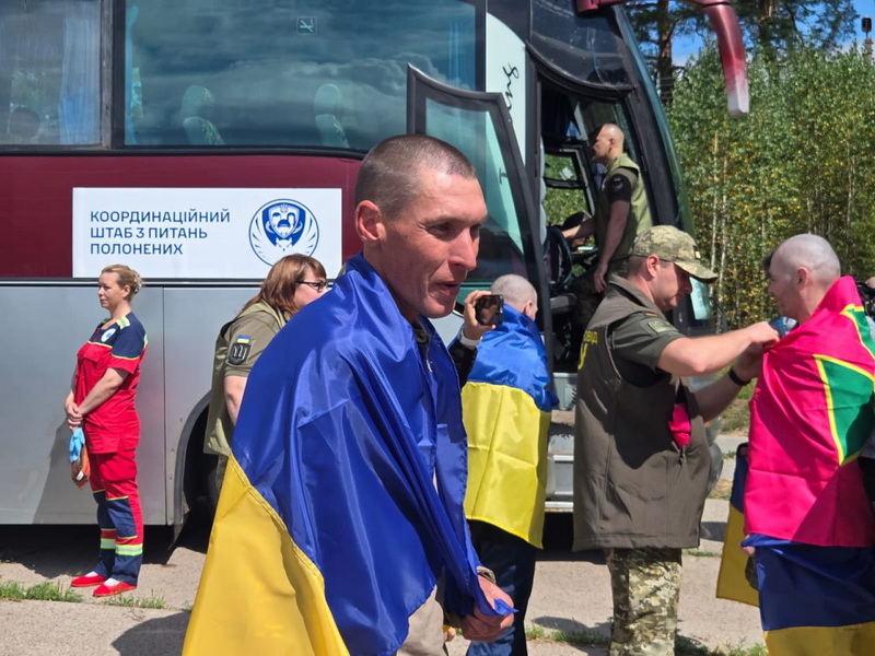 З полону повертаються ще 103 українські воїни