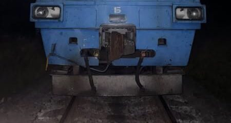 потяг збив