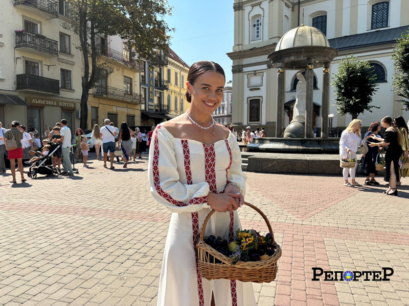 Перші плоди врожаю. У Франківську освятили кошики на Яблучного Спаса