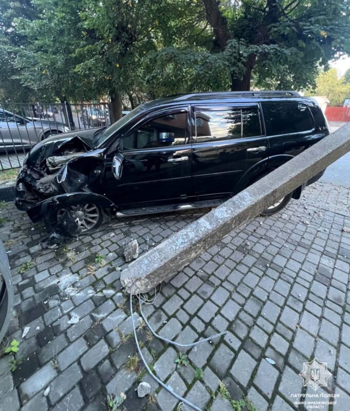 У Франківську на Довгій п’яний водій врізався в електроопору
