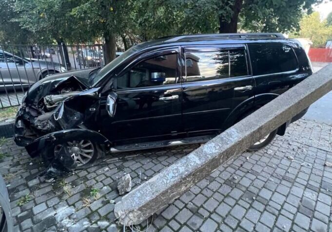 врізався в електроопору