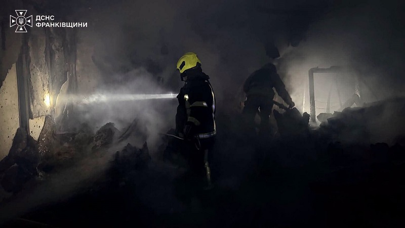 У Франківську внаслідок ворожого обстрілу загинула людина, виникли пожежі