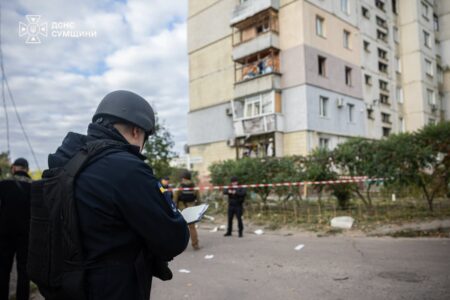 Сьогодні, 4 жовтня, у Сумах російські КАБи влучили поруч із багатоповерхівками, відомо про сімох травмованих, серед них — одна дитина