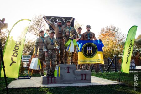 На Франківщині до Дня захисників та захисниць України відбулися змагання між військовими. Участь взяли 11 команд – десять від 50 полку Нацгвардії та одна від поліції